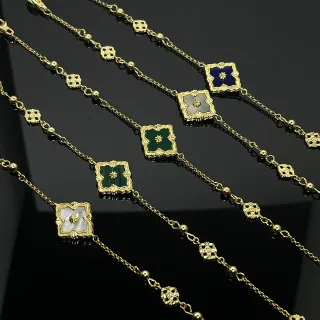 Colliers pendentifs floraux en forme de quatrefoil émaillés et perle-mère en couleur dorée