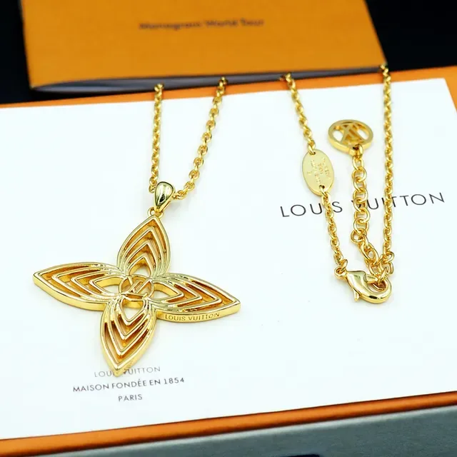 Gold-Tone Geometric Quatrefoil Openwork Pendant Necklace 8