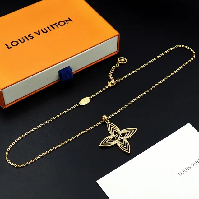 Gold-Tone Geometric Quatrefoil Openwork Pendant Necklace 10