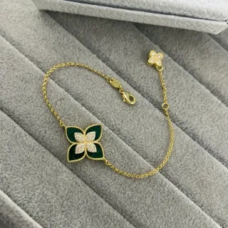 Pulsera de tono dorado con malacita y piedra pavé de motivo floral