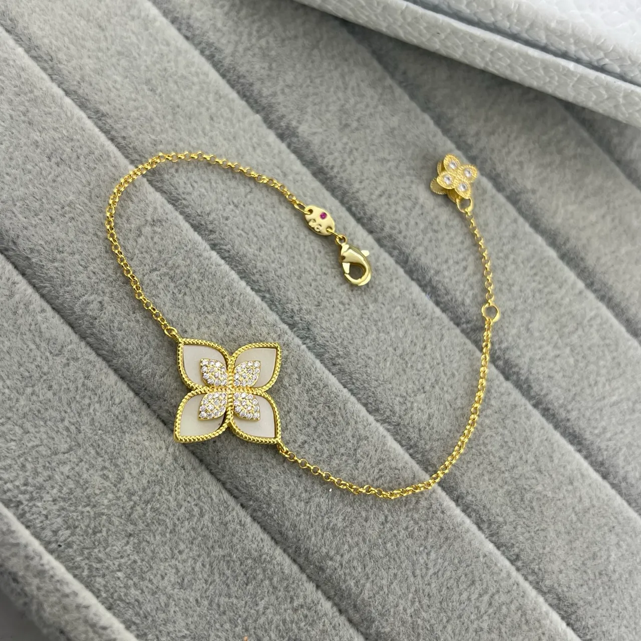 Pulseira de motivo floral em malacita e pedra pavé com tom dourado 2
