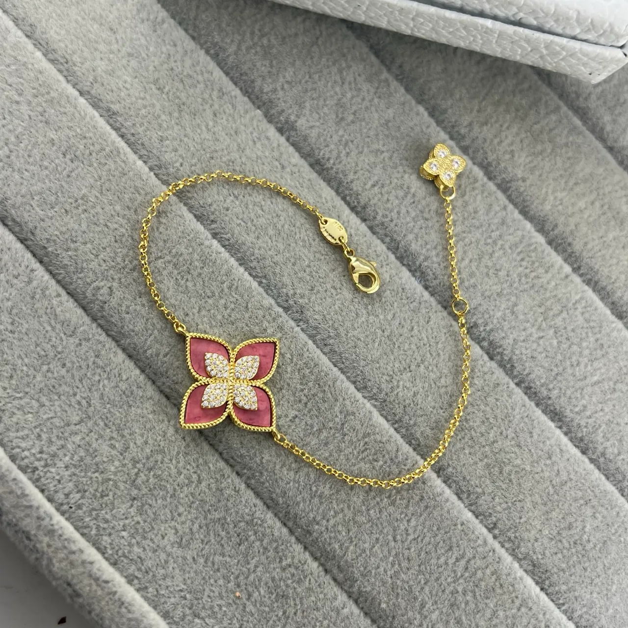 Pulseira de motivo floral em malacita e pedra pavé com tom dourado 3