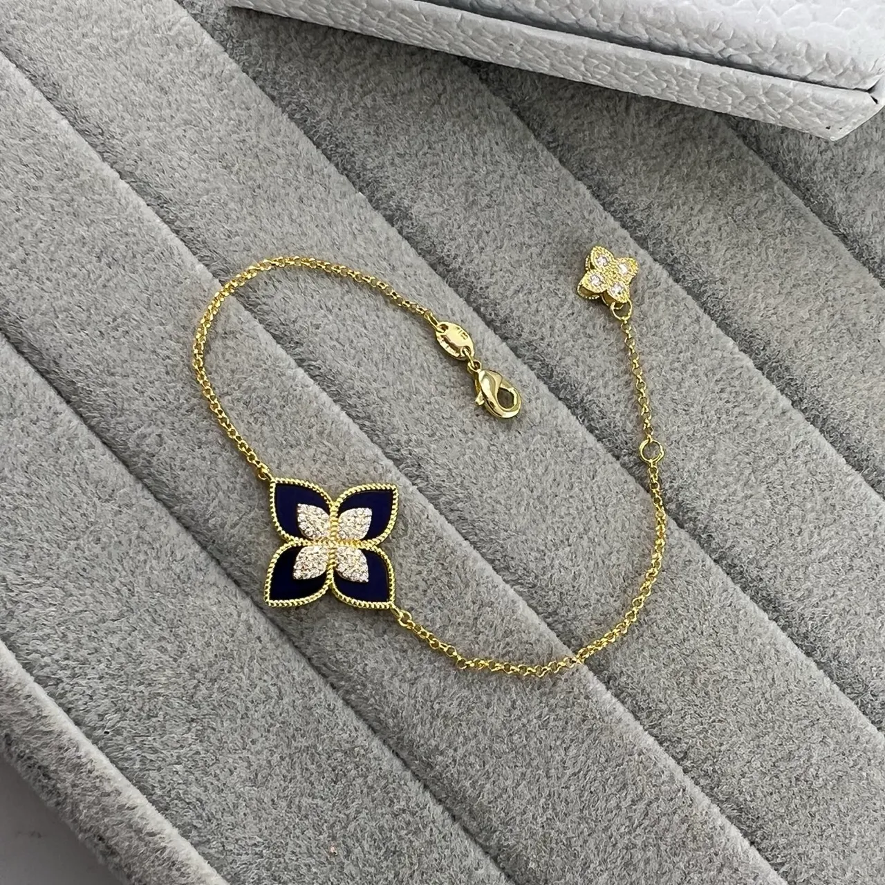 Pulseira de motivo floral em malacita e pedra pavé com tom dourado 4
