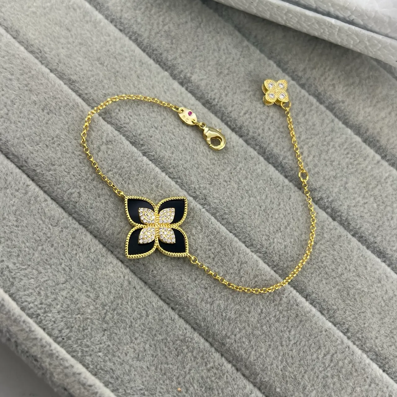Pulseira de motivo floral em malacita e pedra pavé com tom dourado 5