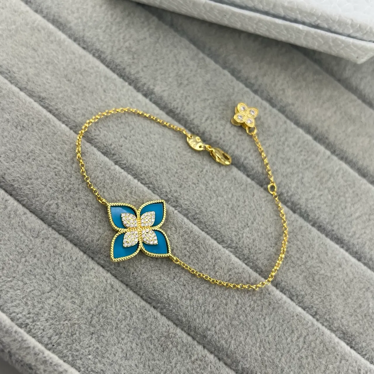 Pulseira de motivo floral em malacita e pedra pavé com tom dourado 6