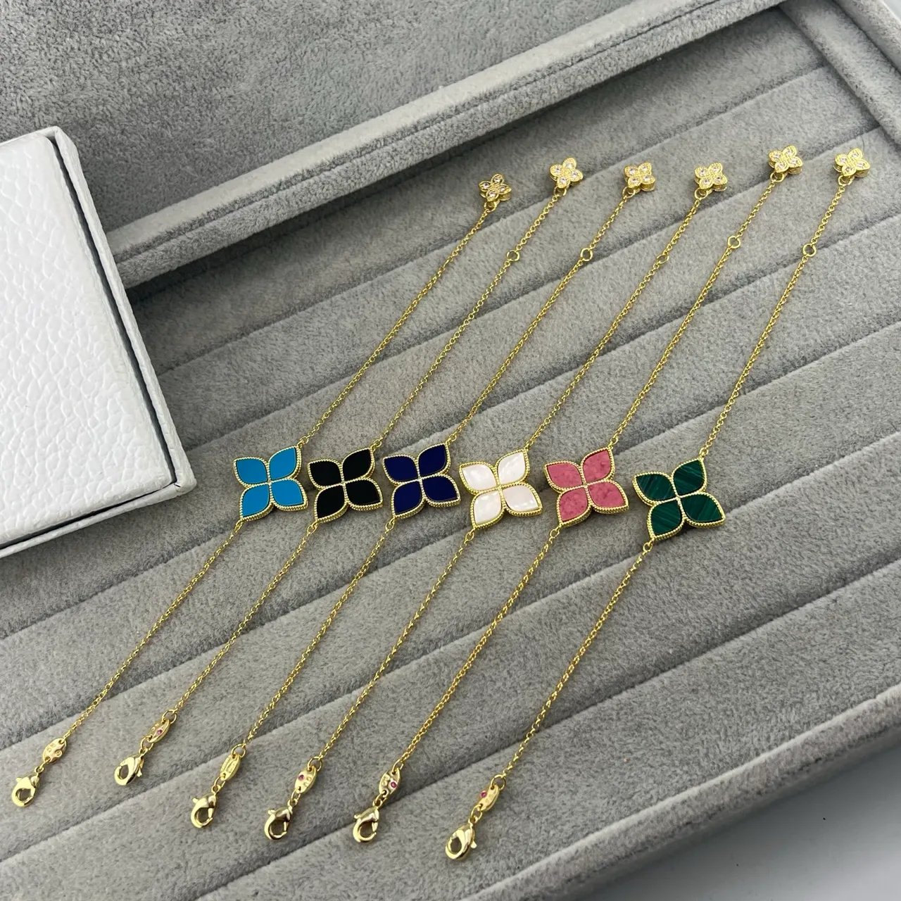 Pulseira de motivo floral em malacita e pedra pavé com tom dourado 7