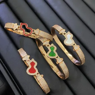Pulseras de tono dorado con pavé-set de motivo calabaza esmaltado y gemas
