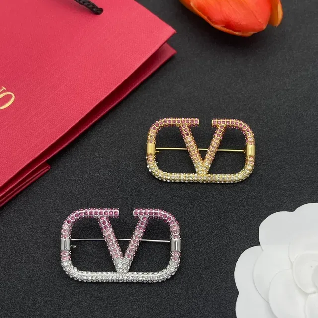 Broche dourado rosa e cristal transparente pavê V-motif 2