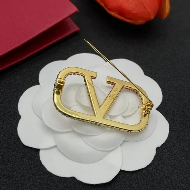 Broche dourado rosa e cristal transparente pavê V-motif 4