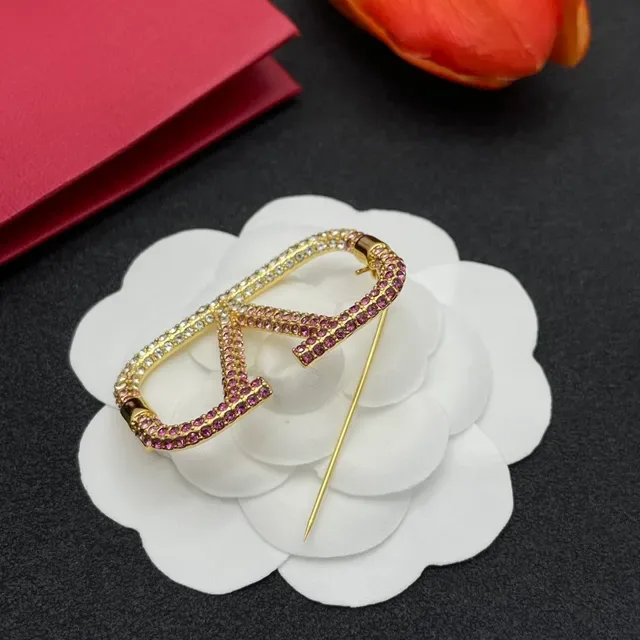 Broche dourado rosa e cristal transparente pavê V-motif 5