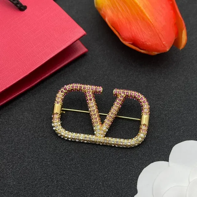 Broche dourado rosa e cristal transparente pavê V-motif 6