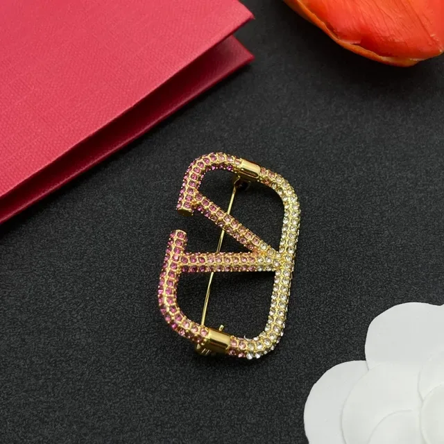 Broche dourado rosa e cristal transparente pavê V-motif 7
