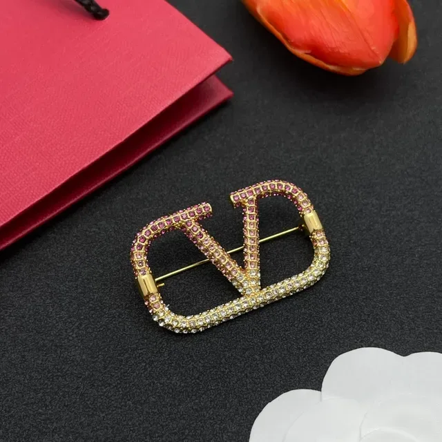 Broche dourado rosa e cristal transparente pavê V-motif 8