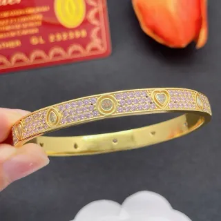 Brazalete de tono dorado rosa con pavé de corazón y círculo