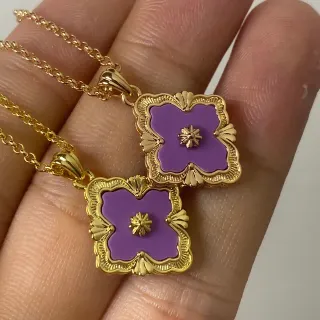 Colares com Pendente de Flor de Quatro Folhas de Esmalte em Tons Dourados e Roxos