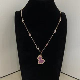 Collar con colgante de gourd morado esmaltado en tono dorado