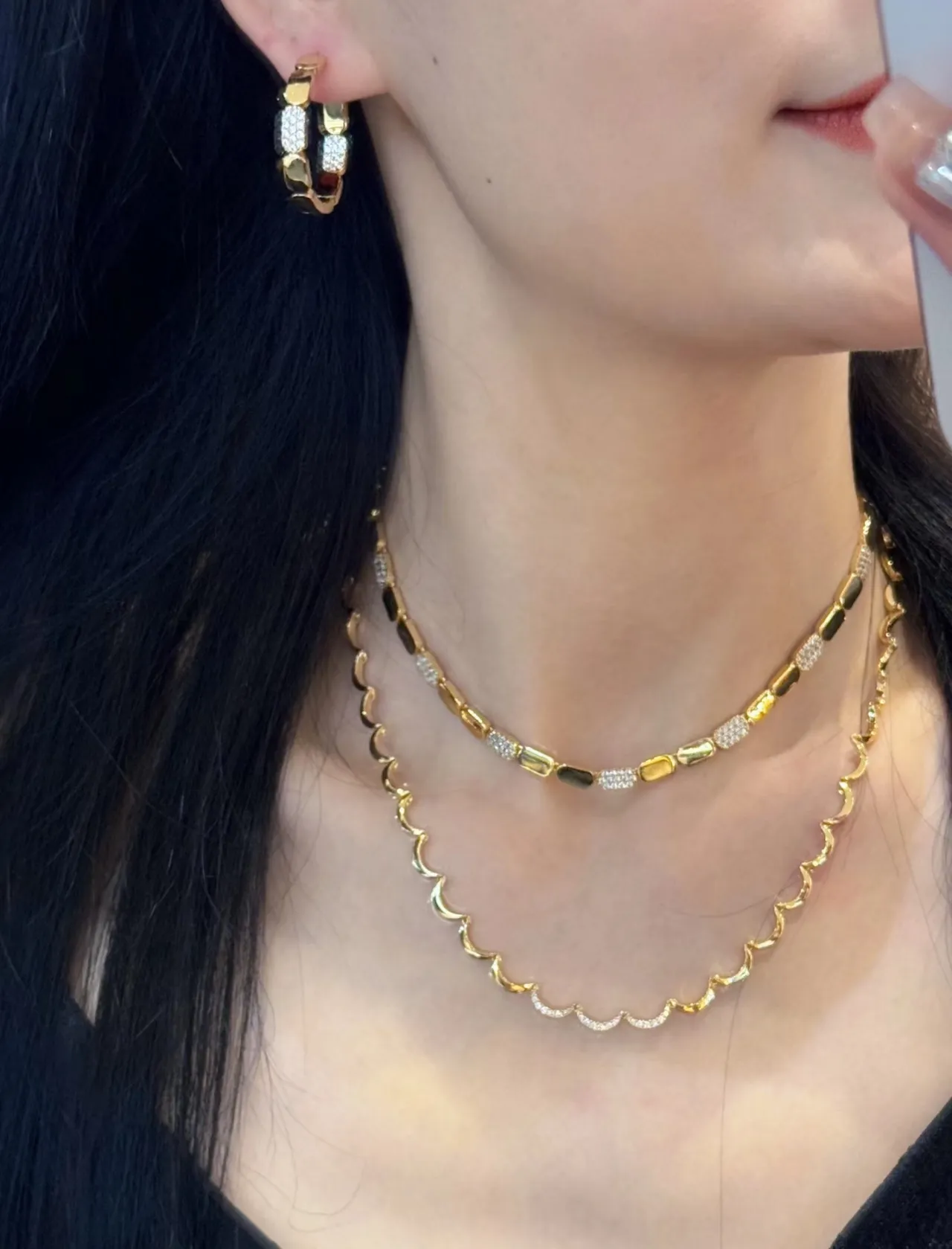 Gold-Toned Scalloped Edge Necklace 2