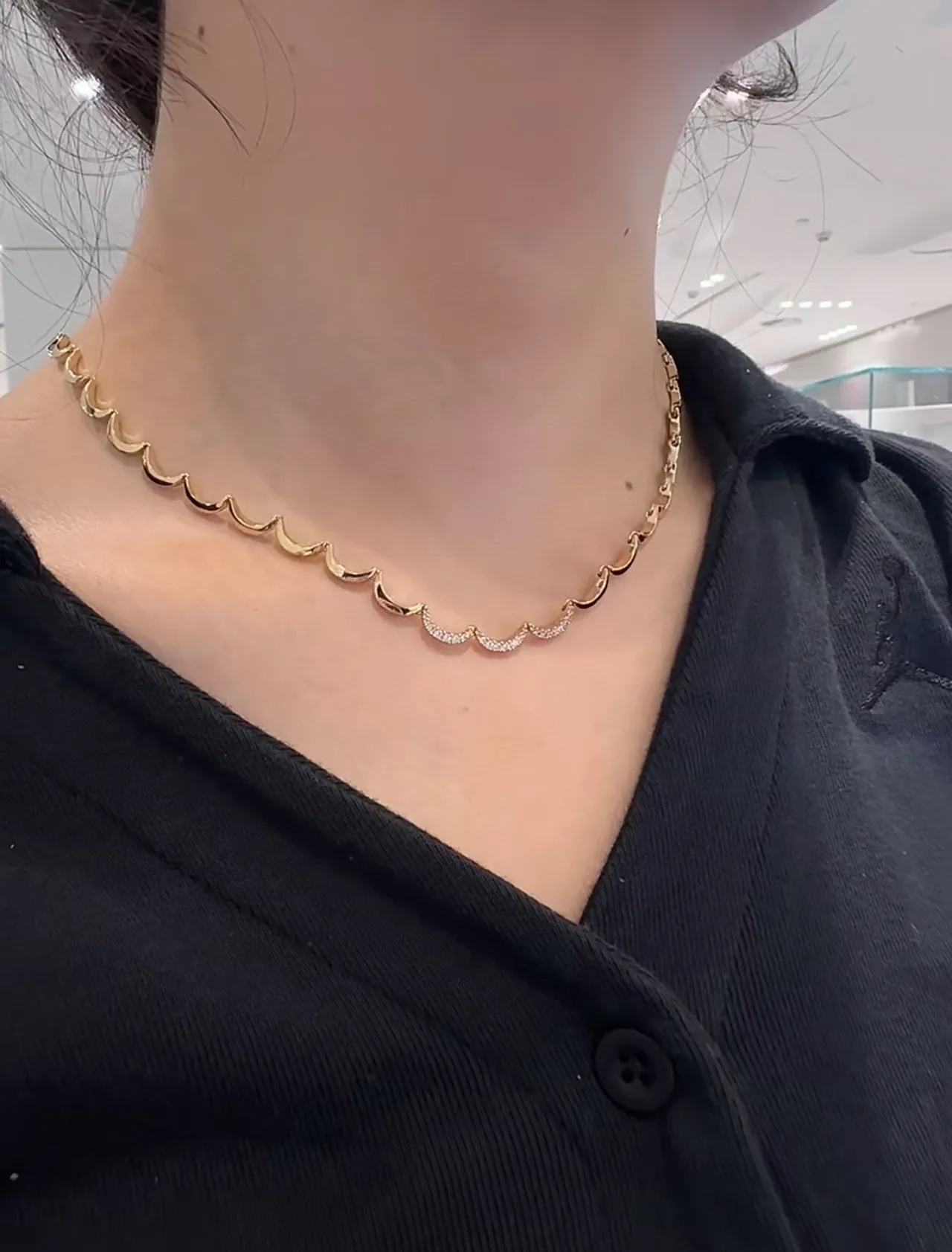 Gold-Toned Scalloped Edge Necklace 4