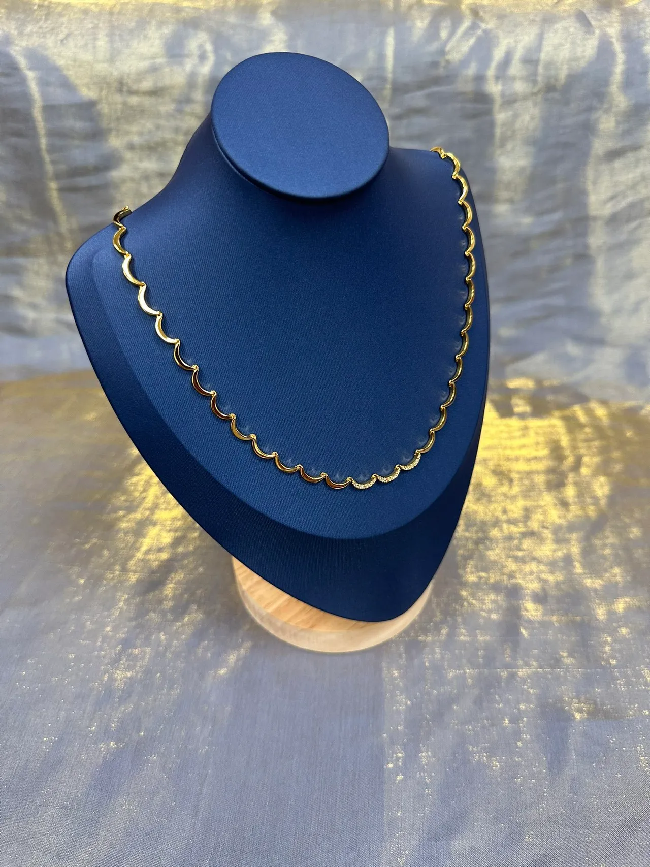 Gold-Toned Scalloped Edge Necklace 9