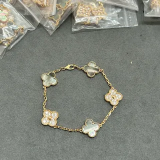 Pulsera de cadena de oro blanco con motivos en forma de trébol