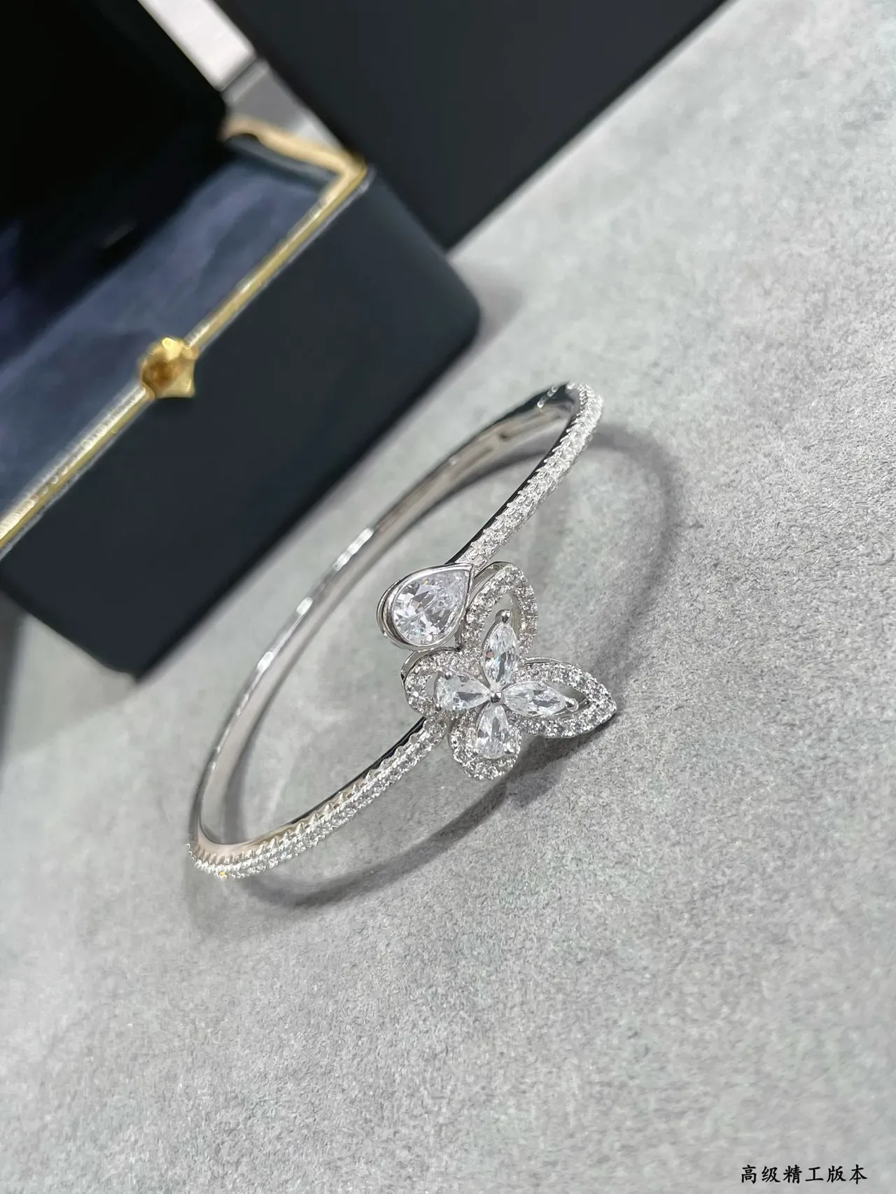 GRAFF Silver Transparent Floral Motif Pavé-Set Stones Bracelet 7