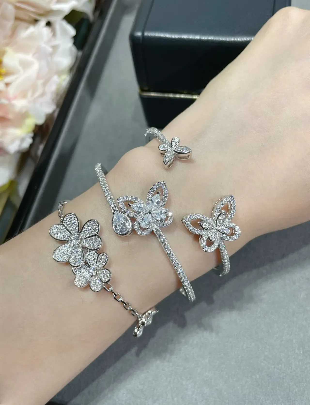 GRAFF Silver Transparent Floral Motif Pavé-Set Stones Bracelet 8