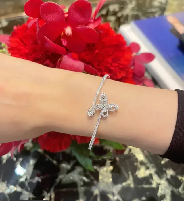 GRAFF Silver Transparent Floral Motif Pavé-Set Stones Bracelet 9