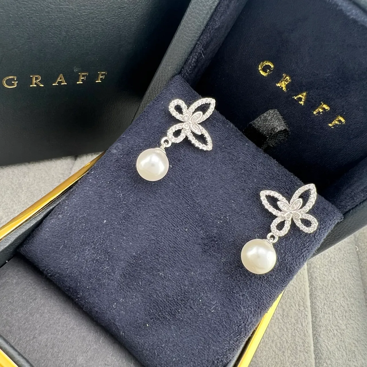 GRAFF Silver White Butterfly-Shaped Pavé Pendant Drop Pearl Accent Necklace 3