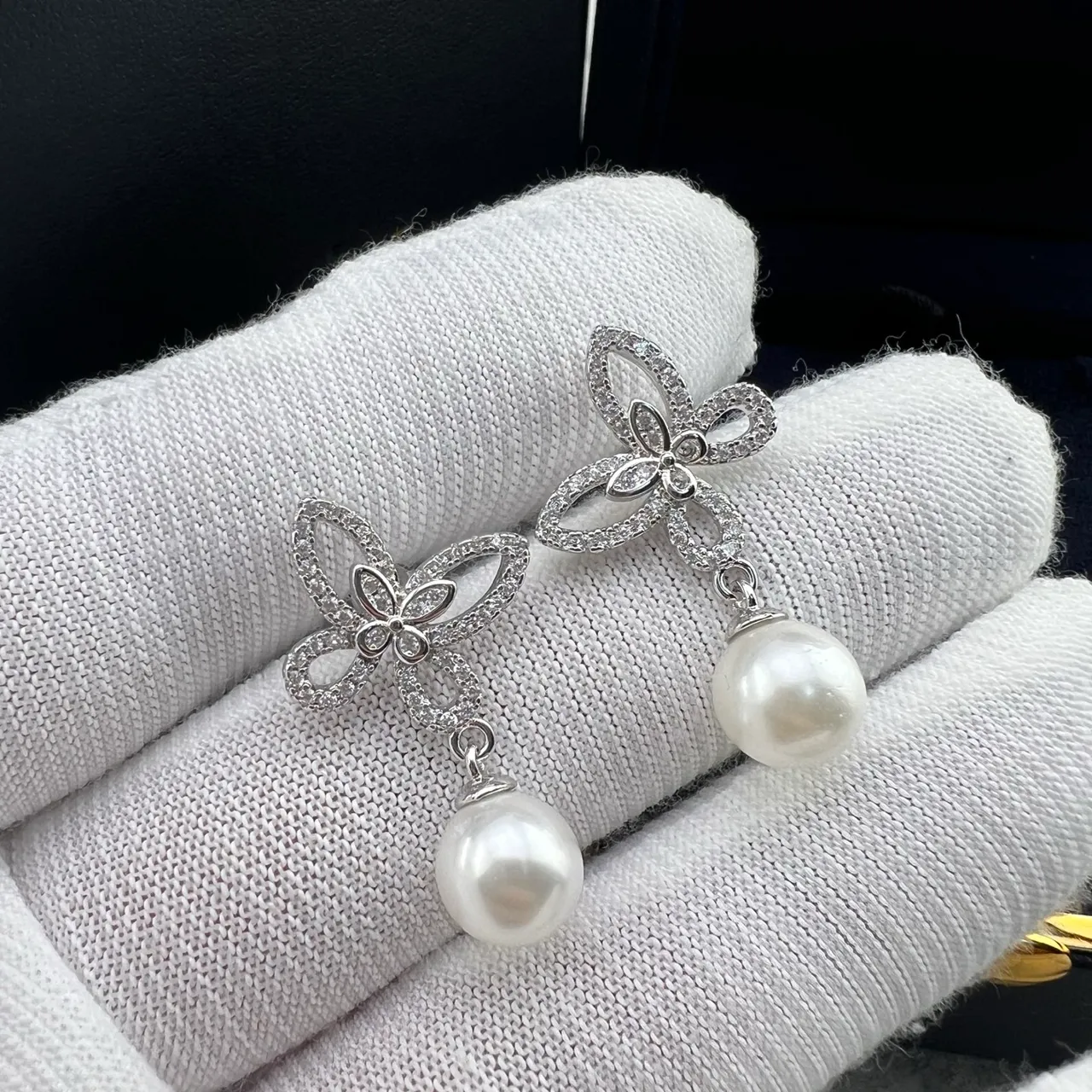 GRAFF Silver White Butterfly-Shaped Pavé Pendant Drop Pearl Accent Necklace 4