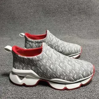 Zapatillas gris y rojo slip-on con estampado geométrico en la parte superior