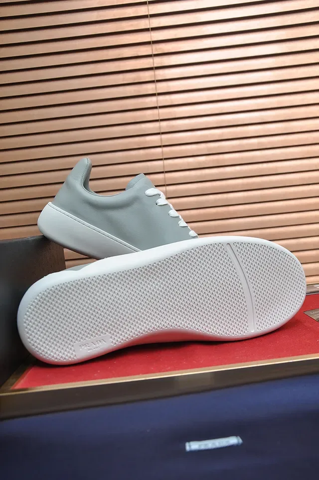Gray White Minimalist Low-Top Sneakers 3