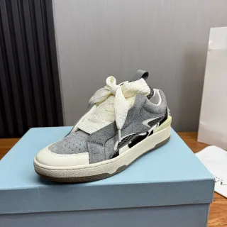 Zapatillas grises y blancas con parte superior de material mixto, asimétricas con cubierta de encaje