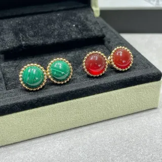 Brincos de perno dourados com cabochons verdes e vermelhos perlados