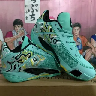 أحذية رياضية خضراء وسوداء ذات silhouette high-top، بناء شبكي وطبقة سينثيتيكية متداخلة