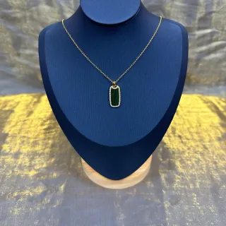 绿色金色长方形宝石吊坠 Pavé-Set 白色宝石边框项链