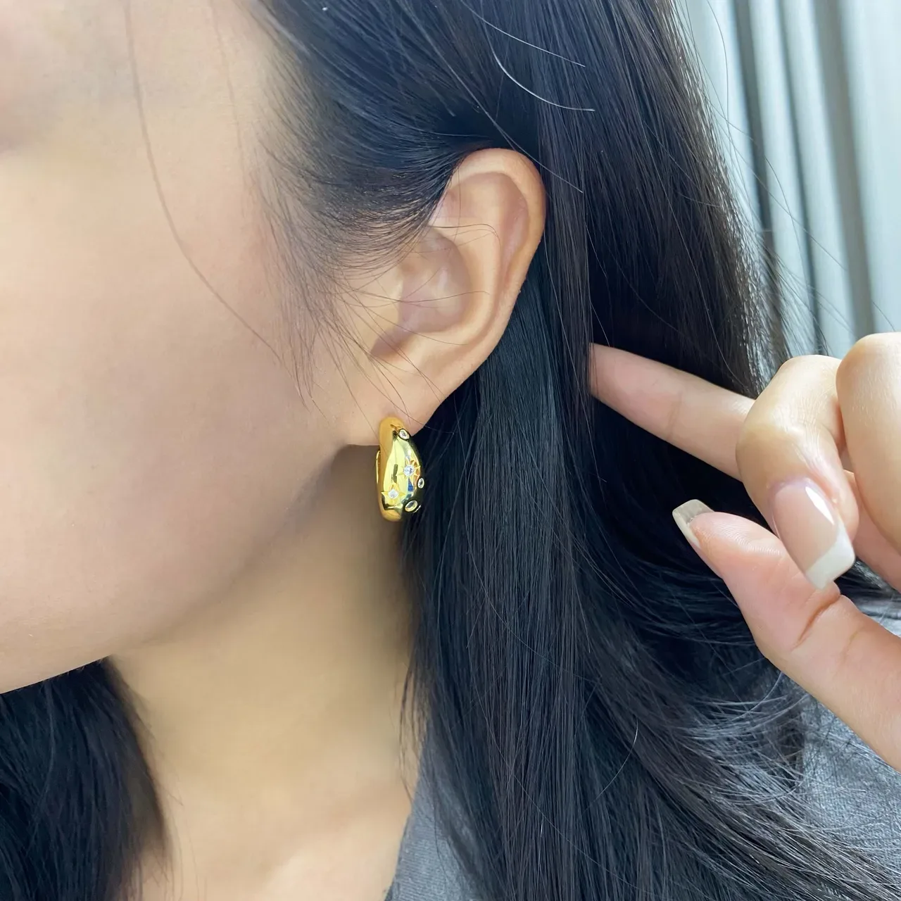 HEFANG Gold-Tone Star Motif Crystal Earrings 2
