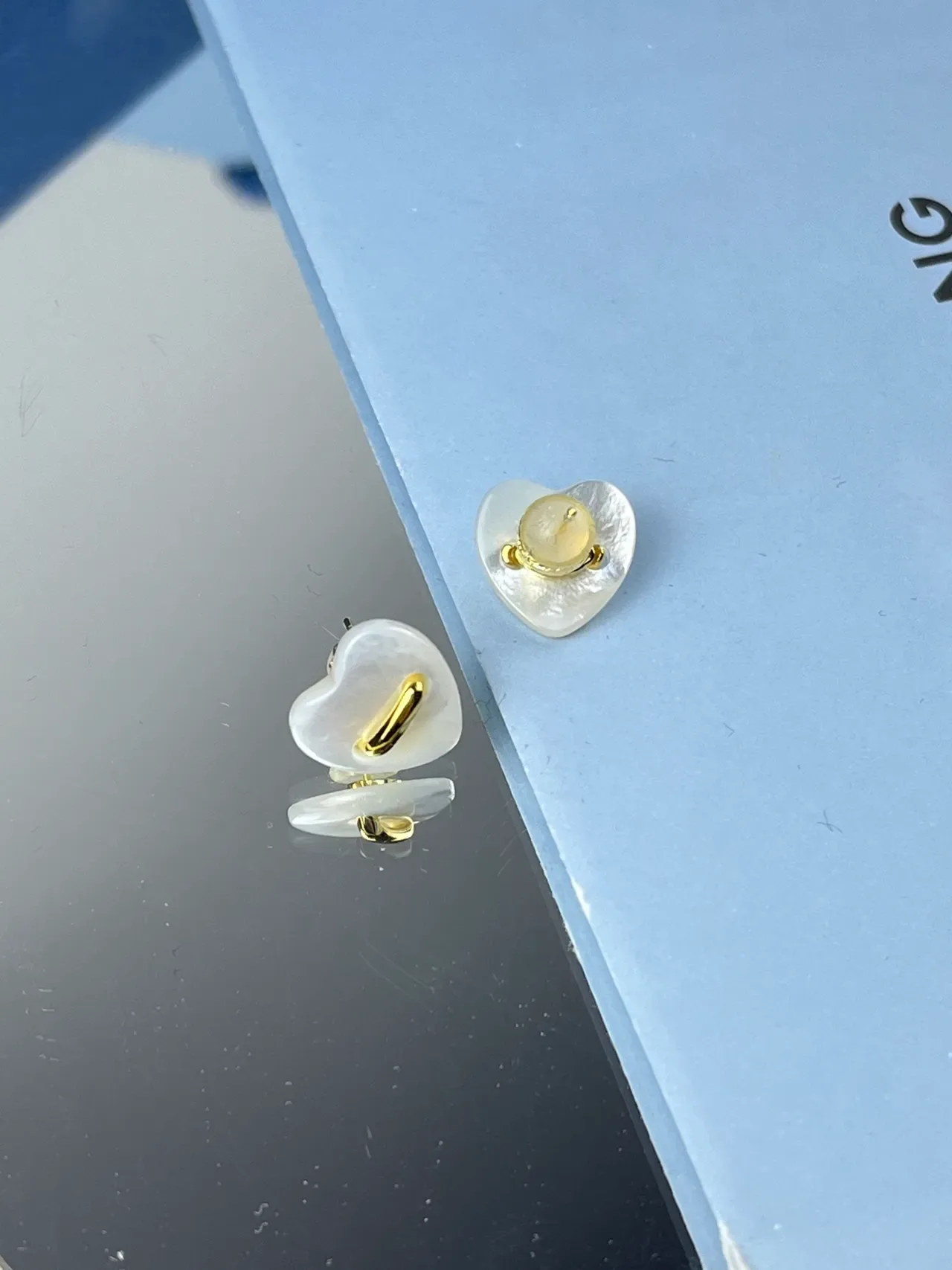 HEFANG Pearlescent Shell and Gold-Tone X-Bar Heart and Circular Stud Earrings 7