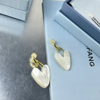 HEFANG Ribbed Heart Mother-of-Pearl Dangling Earrings