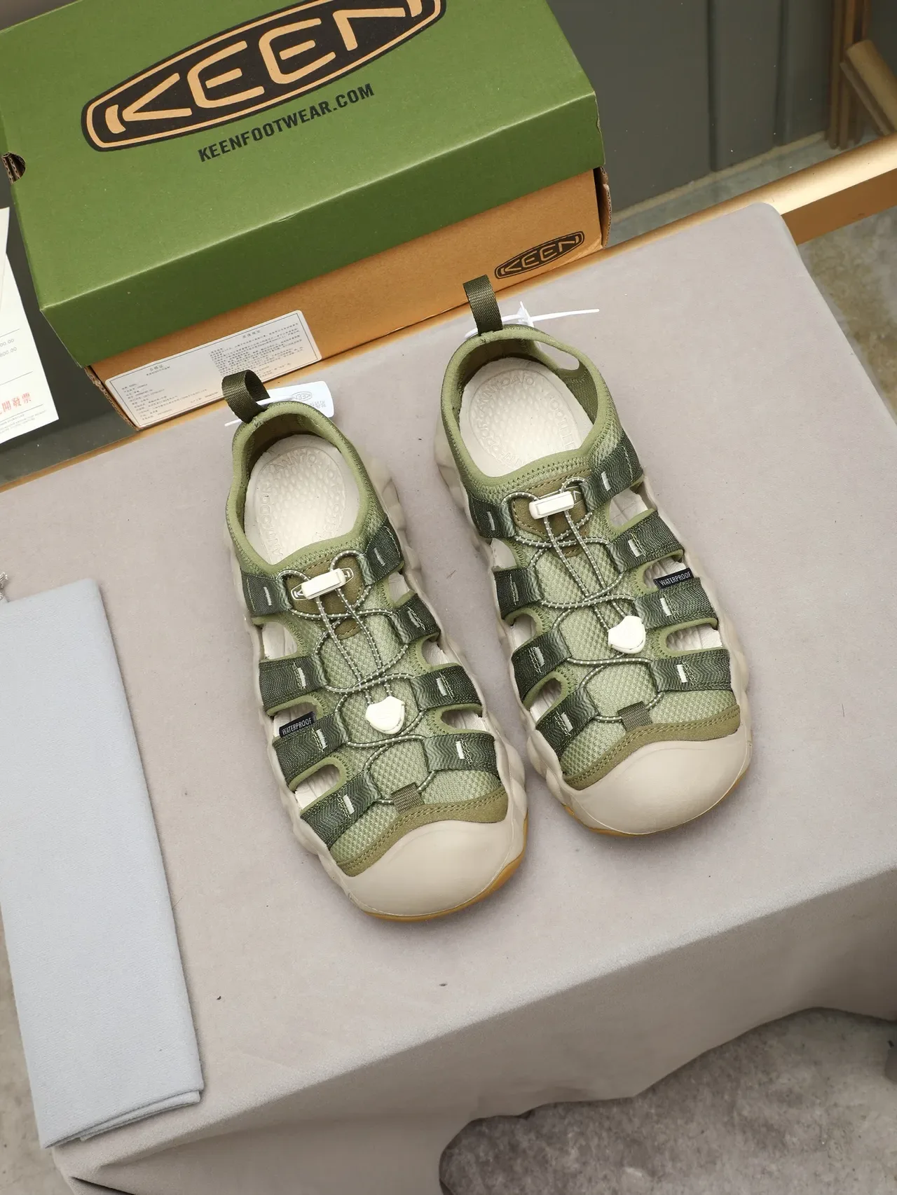 KEEN Vert Beige Imperméables Malla et Tissu Supérieur Sandales Casuales 2