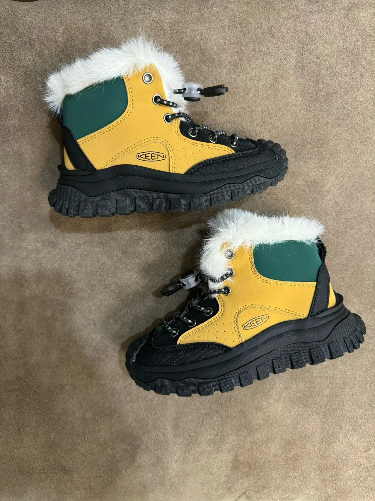 KEEN Bottes de neige jaune vert col fourré fermeture à lacets à bascule 9