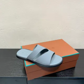 हल्का भूरा दो पट्टियों वाला फ्लैट स्लिपर
