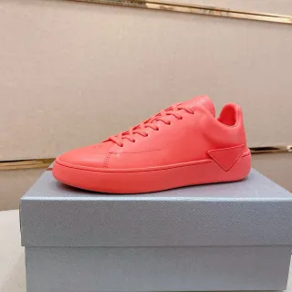 Tênis minimalista monocromático vermelho coral de baixo