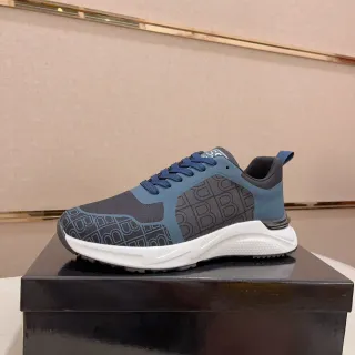 Tênis lifestyle de baixo com malha e overlay azul com impressão monogram