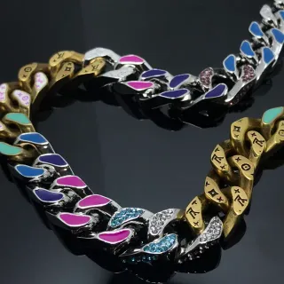 Pulsera de metal de dos tonos con esmalte multicolor y cristales en estilo curb-link