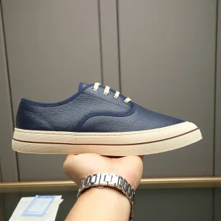 Sapato casual de couro pebbled com cadarço azul marinho