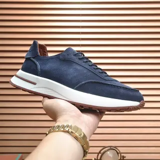 حذاء رياضي أسلوب حياة مع upper من السويدي بني بحري و midsole أبيض متعدد الطبقات