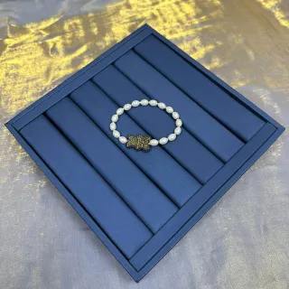 Pulsera de encanto de centro texturizada con perlas blancas navy