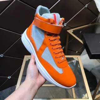 Tênis laranja cinza de cano alto de couro patentado com overlay
