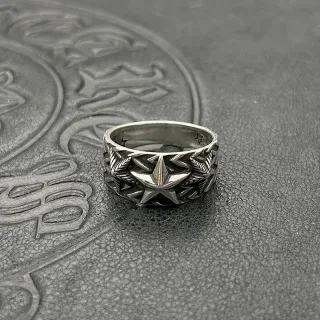 Anillo de banda ancha de plata oxidada con motivo de estrella y hoja