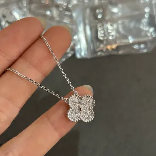 Pavé-Set قلادة زهورية بأربع بتلات